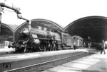 18 527 (Bw Mainz) wartet vor FFD 102 "Rheingold" in Düsseldorf Hbf auf Weiterfahrt in Richtung Süden.  (1931) <i>Foto: RVM</i>