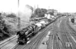 44 1139 fährt mit einem Güterzug aus Hanau. Von September 1960 bis Juni 1966 war die Lok auch dort stationiert. (11.07.1964) <i>Foto: Hermann Gerdes</i>