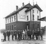 Bedienstete der Güterabfertigung Leipzig M.Th. (MagdeburgerThüringer Bf) vor dem Dienstgebäude.  (04.08.1919) <i>Foto: Stamm</i>