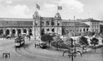 Der Mainzer Architekt Philipp Johann Berdellé (1838–1903) schuf das Empfangsgebäude des neuen Mainzer Hauptbahnhofes in hellem Flonheimer Sandstein in italienischer Neorenaissance mit barocken und klassizistischen Elementen. Ein markanter Mittelbau wurde von zwei niedrigeren Seitenflügeln mit Arkaden eingerahmt, die wiederum in Risaliten enden. Das Gebäude wurde am 15. Oktober 1884 feierlich eröffnet (Quelle: Wikipedia). (1938) <i>Foto: RVM</i>