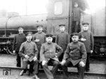 Stolz präsentieren sich die Eisenbahner in Trier vor ihrer preußischen G 3 (DRG-Baureihe 53.70). Ob es sich hierbei um die einzige erhaltene Lok der preußischen Gattung G 3 handelt, die als „Cöln 1100“ und spätere „Saarbrücken 3143" als Kranprüfgewicht im Aw Trier überlebte, ist nicht bekannt. (1900) <i>Foto: RVM-Archiv</i>