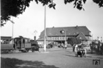 Ein Zug der Sylter Inselbahn mit Lok 14 vor dem Empfangsgebäude der Bundesbahn in Westerland. (1951) <i>Foto: Walter Hollnagel</i>