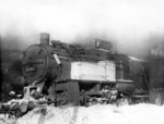 56 2400 hat in einem unbekannten Bw Rußlands eine vor dem Frost schützende Verkleidung der Luftpumpe erhalten. (1942) <i>Foto: RVM (Donath)</i>