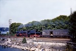 38 3432 (Bw Lindau) verlässt ihren Heimatbahnhof über den Bodenseedamm in Richtung Aeschach. (13.06.1964) <i>Foto: Steve Zabel</i>