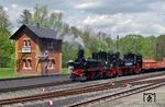 99 1594 und 99 1568 bespannen einen Güterzug in Steinbach. (13.05.2022) <i>Foto: Andreas Höfig</i>