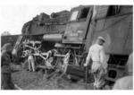 56 2913 vom Bw Gomel wird aufgegleist. (1943) <i>Foto: RVM (Below)</i>