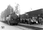 Ein Pilgersonderzug mit DEG 226 (ex 75 602) ist im Endbahnhof Trier eingetroffen. Auf den DB-Gleisen wartet eine pr. T 14.1 (Baureihe 93.5-12). (1958) <i>Foto: unbekannt</i>