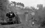01 0501 verlässt vor D 198 den Hönebacher Tunnel und wird um 14.38 Uhr in Bebra eintreffen. (06.05.1972) <i>Foto: Burkhard Wollny</i>