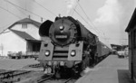 01 0523 verlässt vor D 207 den Bahnhof Bebra. (06.05.1972) <i>Foto: Burkhard Wollny</i>