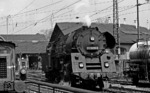 01 0528 macht sich in Bebra auf den Weg, um im Bahnhof den D 217 zu übernehmen. (06.05.1972) <i>Foto: Burkhard Wollny</i>