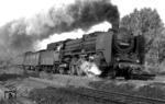 01 2050-1 (Bw Berlin-Ostbahnhof) rauscht durch den Bahnhof Berlin-Wannsee an der Alemannenbrücke vorbei in Richtung Nikolassee. Hinter der Lok läuft ein Gepäckwagen der Niederländischen Staatsbahnen (NS), Typ D (stalen Dirk = "Eiserner Dirk"). (23.07.1970) <i>Foto: Burkhard Wollny</i>