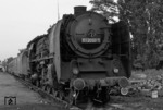 01 2050 vor dem amerikanischen Militärzug Dm 80638 (Berlin - Bremerhaven-Lehe) im Bahnhof Berlin-Lichterfelde West. (22.07.1970) <i>Foto: Burkhard Wollny</i>