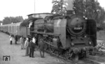 Obwohl der Anblick einer Dampflok im Jahre 1970 in Berlin alltäglich war, versammelten sich die "Eisenbahnexperten" in Berlin-Lichterfeld West, um die Lok vor dem Dm 80638 (US) zu begutachten. Das Ostberliner Lokpersonal gibt dem "Klassenfeind" bereitwillig Rede und Antwort. (22.07.1970) <i>Foto: Burkhard Wollny</i>
