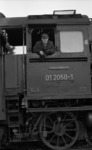 Nicht nur die Ostberliner 01 2050 hatte ein bewegtes Leben hinter sich (hier aufgenommen in Berlin-Lichterfelde West), auch den freundlichen Lokführer hatte es aus Schneidemühl nach Berlin verschlagen. (22.07.1970) <i>Foto: Burkhard Wollny</i>