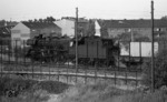 03 2135 vom Bw Wittenberge mit einem Containerzug am Grenzzaun in Berlin Bornholmer Straße. (21.07.1970) <i>Foto: Burkhard Wollny</i>
