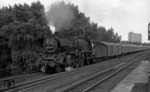 03 2133 vom Bw Berlin-Ostbf beschleunigt den aus 14 Wagen (!) bestehenden D 109 vom Bahnhof Berlin-Zoo aus kommend durch den Bahnhof Tiergarten. (22.07.1970) <i>Foto: Burkhard Wollny</i>