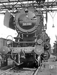 Die Erste von 3164 Loks der Baureihe 50 an der Bekohlungsanlage im Bw Köln-Eifeltor. Vorne links ist noch eine alte Lampe übrig geblieben. Die Pufferbohle weist die letzte HU im Aw Schwerte vom 06.11.1967 aus, wo die Lok im Rahmen einer L3-Untersuchung den Kessel der Skoda-Lok 50 1895 (Fabrik-Nr. 1277/1942) erhielt. (17.04.1968) <i>Foto: Wolfgang Bügel</i>