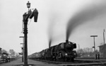 001 008 und 001 088 warten vor E 1649 nach Hof auf Ausfahrt in Neuenmarkt-Wirsberg. (14.02.1973) <i>Foto: Burkhard Wollny</i>