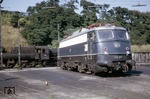 Die im Originalzustand mit Pufferverkleidung ausgerüstete E 10 377 pausiert im Bw Würzburg. Im Hintergrund die bereits abgestellte Bamberger 38 2730. (04.1966) <i>Foto: Mike Harper</i>