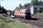 Keine Begeisterungsstürme der Fotografen riefen die Vorspannleistungen von Dieselloks vor Dampfloks hervor, wie hier bei Dresden-Klotzsche als neben der erwarteten 03 2237 vor dem Schnellzug München - Görlitz die V 180 340 (118 340) vorgespannt war. (27.05.1977) <i>Foto: Colin Brack</i>
