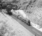 Ex Southern-Railway "West Country" class Light Pacific No 34101 "Hartland" verlässt den Wallers Ash Tunnel zwischen Micheldever und Winchester in Hampshire. (1966) <i>Foto: A.E.Durrant</i>