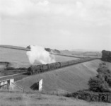 Die British Railways Standard class 5MT 4-6-0 No. 73002 leistet der ex Southern Railway "Merchand Navy" class Pacific No. 35013 "Blue Funnel" Vorspann auf der Strecke Weymouth - Waterloo bei Upwey in Dorset. (07.1966) <i>Foto: A.E.Durrant</i>