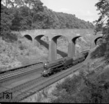 Die British Rail Standard class 5MT 4-6-0 No. 73114 "Etarre" mit einem Kesselwagenzug aus leeren 6-achsigen Milchtankwagen bei Farnborough (Hants). (08.1964) <i>Foto: A.E.Durrant</i>