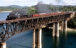 Die Norfolk & Western Lok No. 1218 überquert mit einem Sonderzug den Cumberland River in Burnside/Kentucky. Die 1943 von N&W's Roanoke Shops gebaute 	2-6-6-4 Maschine besitzt für deutsche Verhältnisse das unglaubliche Gesamtgewicht von 431,6 t, wovon 260 t allein auf die Lokomotive entfallen. (10.06.1988) <i>Foto: Tom Gildersleeve</i>