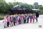 Der Kindergartenausflug der KITA Niederstraße endete mit der überraschenden Begegnung der Dampflok 52 8106 (EF Treysa), die zu einem Wasserhalt im Bahnhof Solingen Hbf (Ohligs) pausierte. (18.05.2010) <i>Foto: Joachim Bügel</i>