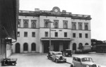 Der Hanauer Hauptbahnhof wurde im Zuge der Bebra-Hanauer Bahn als vorläufiger Endbahnhof "Hanau Ost" errichtet und am 1. Mai 1867 eröffnet. Funktionaler Vorgänger des Bahnhofs war der 1848 als Kopfbahnhof eröffnete Endpunkt der Frankfurt-Hanauer Eisenbahn-Gesellschaft, der sich westlich der Innenstadt an der Stelle des heutigen Haltepunktes Hanau West befand. Am 15. Mai 1927 wurde der "Bahnhof Hanau Ost" in "Hanau Hauptbahnhof" umbenannt. Das auf dem Bild gezeigte Empfangsgebäude wurde 1966 abgerissen und durch einen "funktionalen" Neubau ersetzt (Quelle: Wikipedia). (1935) <i>Foto: RVM (Trost)</i>