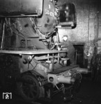 23 070 während Reparaturarbeiten im Schuppen des Bw Crailsheim. (15.08.1966) <i>Foto: Burkhard Wollny</i>