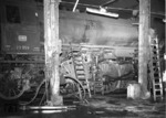 Reparaturarbeiten an 23 059 im Bw Crailsheim. (15.08.1966) <i>Foto: Burkhard Wollny</i>