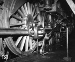 Arbeiten am Triebwerk der 38 2636 im Bw Crailsheim. (15.08.1966) <i>Foto: Burkhard Wollny</i>