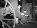 Zwei Schlosser im Bw Crailsheim bei ihrer verdienten Frühstückspause. (15.08.1966) <i>Foto: Burkhard Wollny</i>