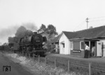 044 386-1 (44 1384) mit Üs 15792 an der Hilfsbetriebsstelle Vellberg, die wegen umfangreicher Gleisbauarbeiten zwischen Großaltdorf und Sulzdorf (zeitweise eingleisiger Betrieb) eingerichtet wurde. (10.10.1969) <i>Foto: Burkhard Wollny</i>