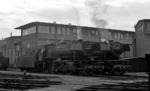 023 040 und 023 023 vor der Lokleitung im Bw Heilbronn. (13.02.1971) <i>Foto: Burkhard Wollny</i>