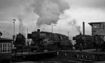 Typisches Baureihentreffen im Bw Heilbronn der 1970er Jahre: 050 450 (50 450) fährt auf die Drehscheibe, während die Crailsheimer 044 374 (rechts) und 023 055 auf die nächsten Einsätze warten. (30.01.1971) <i>Foto: Burkhard Wollny</i>