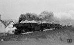 023 021 + 050 340 befördern den Dg 7204 bei Sülzbach auf dem Weg nach Heilbronn. (13.02.1971) <i>Foto: Burkhard Wollny</i>