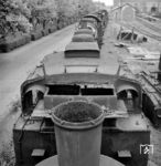 Blick auf eine abgestellte Lokreihe im Aw Offenburg mit der Radolfzeller 75 471 im Vordergrund. Die badische VI c wurde am 1. September 1965 ausgemustert. (09.07.1965) <i>Foto: Jörg Schulze</i>