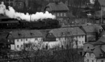 Mit einem entsprechenden Teleojektiv war es möglich, von Bayern aus in den Bahnhof Blankenstein(Saale) nach Thüringen zu fotografieren. Dabei entstand diese Aufnahme einer unbekannten pr. G 12 (Baureihe 58.10), die mit einem P8-Tender gekuppelt war. (11.04.1971) <i>Foto: Burkhard Wollny</i>