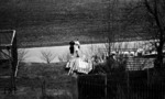 Es gab auch den Blick zurück: Zwei junge Damen aus Blankenstein/Saale schauen ungläubig durchs Fernglas auf die "verrückten" Eisenbahnfans auf bayerischer Seite. (11.04.1971) <i>Foto: Burkhard Wollny</i>
