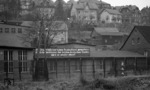 Und wenn gerade kein Zug kam, konnte man sich an den schönen Parolen des Sozialismus erfreuen. Im Bahnhof Blankenstein/Saale steht eine DR-Neubaulok der Baureihe 65.10. (11.04.1971) <i>Foto: Burkhard Wollny</i>