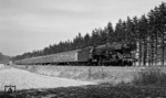 001 111 vor E 1863 auf dem Weg nach Hof kurz hinter dem Bahnhof Falls. (09.04.1971) <i>Foto: Burkhard Wollny</i>