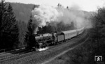 001 131-2 kämpft sich vor E 659 am bekannten Kilometer 80 die Schiefe Ebene zwischen Neuenmarkt-Wirsberg und Marktschorgast hinauf. (12.04.1971) <i>Foto: Burkhard Wollny</i>