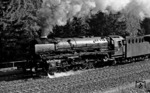 Mit voller Kraftanstrengung geht's die Schiefe Ebene bergwärts. 001 131-2 vor E 659 nach Hof. (12.04.1971) <i>Foto: Burkhard Wollny</i>