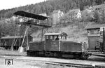 V 29 952 war von Mai 1956 bis 1967 im Nagoldtal im Einsatz. Im Bahnhof Nagold, dem Ausgangspunkt der Schmalspurstrecke nach Altensteig, wartet die Lok vor einem Rollbock-Güterzug.  (13.05.1967) <i>Foto: Helmut Röth</i>
