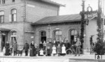 Der Bahnhof Patzetz (heute Sachsendorf) an der Bahnstrecke (Magdeburg-) Calbe - Köthen (-Leipzig). Die Bahnstrecke Magdeburg - Leipzig war die erste Eisenbahnstrecke, die 1840 mehrere Länder berührte, das Königreich Preußen (Magdeburg, Halle), Sachsen (Leipzig) und durchquerte das Herzogtum Anhalt-Köthen. (1905) <i>Foto: RVM-Archiv</i>