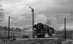 01 0534 + 01 0522 (beide Bw Erfurt) passieren mit D 207 das Einfahrsignal von Obersuhl auf dem Weg nach Osten. (03.04.1972) <i>Foto: Burkhard Wollny</i>