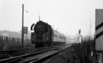 01 0528 überquert vor dem abendlichen D 218 die deutsch-deutschen Grenzanlagen zwischen Gerstungen und Obersuhl. Im vordigitalen Zeitalter war eine solche Aufnahme im Frühjahr gegen 18.00 Uhr fototechnisch nur mit hochauflösenden und daher etwas grobkörnigen Filmen zu meistern. (01.04.1972) <i>Foto: Burkhard Wollny</i>