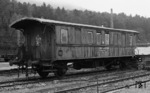 Dieser ehemalige württembergische Personenzugwagen überlebte als Bahnhofswagen 64201 im Bahnhof Freiburg-Wiehre. (05.03.1972) <i>Foto: Burkhard Wollny</i>